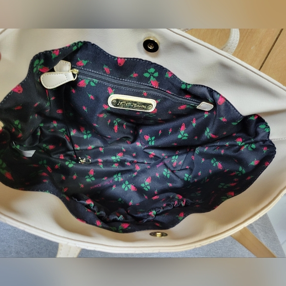 Betsey Johnson Heart Tote ❤️ - Picture 8 of 12